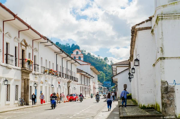 Popayan, Kolumbie - 06 února 2018: Venkovní pohled neznámých lidí, kteří jdou v ulicích města Popayan s bílými budovami ve městě — Stock fotografie