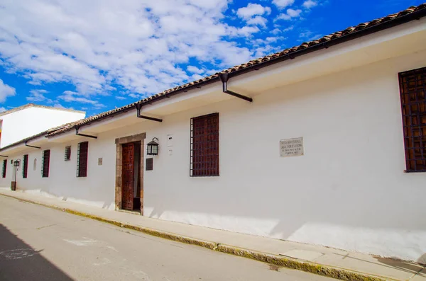 Popayan, kolumbien - 31. märz 2018: aussenansicht weißer kolonialbauten in der stadt popayan bei herrlichem sonnigen tag — Stockfoto