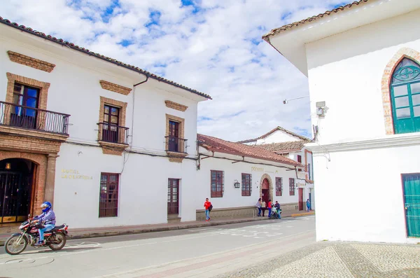 POPAYAN, COLOMBIA - 31 DE MARZO DE 2018: Vista al aire libre de la gente caminando por las calles, edificios coloniales blancos en la ciudad de Popayan durante un hermoso día soleado — Foto de Stock