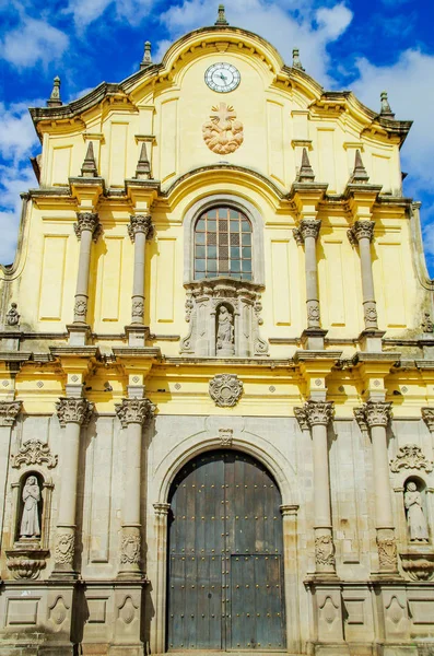Popayan, Kolumbia - 06 lutego 2018: Odkryty widoku elewacji kościoła San Francisco w kolonialne miasto Popayan — Zdjęcie stockowe
