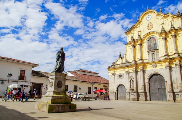 POPAYAN, COLÔMBIA - FEVEREIRO 06, 2018: Vista ao ar livre da estátua de bronze de Camilo Torres em frente à igreja de São Francisco na cidade colonial de Popayan — Fotografia de Stock