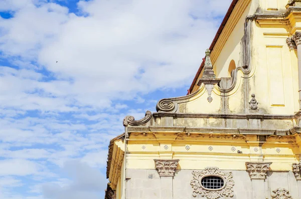 POPAYAN, COLÔMBIA - FEVEREIRO 06, 2018: Vista ao ar livre dos detalhes da igreja de São Francisco na cidade colonial Popayan em um fundo azul céu — Fotografia de Stock