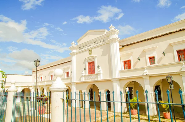 POPAYAN, COLOMBIA - 06 DE FEBRERO DE 2018: Vista al aire libre del magnífico edificio y entrada al Hotel Dann Monasterio en la ciudad colonial Popayan — Foto de Stock