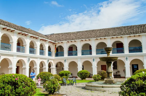 Popayan, Colombia - 06 februari 2018: Indoor zicht op prachtige gebouw van het Hotel Dann Monasterio in koloniale stad Popayan — Stockfoto