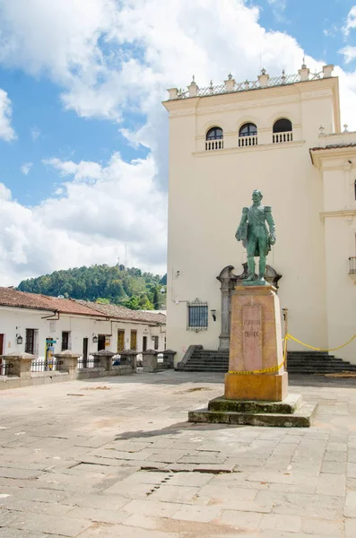 Popayan, Colombia - 06 februari 2018: Standbeeld van Jos Mar een Obando voor Paleis van Justitie Popay n in koloniale stad Popayan — Stockfoto