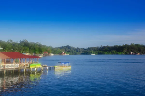 BOCAS, PANAMA - ABRIL 20, 2018: Barco perto de uma casa na costa da ilha Bastimento em Bocas del Toro, que é a capital da província de mesmo nome no Caribe Ocidental — Fotografia de Stock