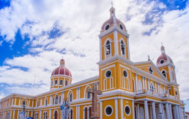 Granada, Nikaragua, Mayıs, 14, 2018: Catedral de Granada açık görünümü güzel sarı, beyaz ve kırmızı mavi bir gökyüzü karşı yakalanan dekore edilmiş