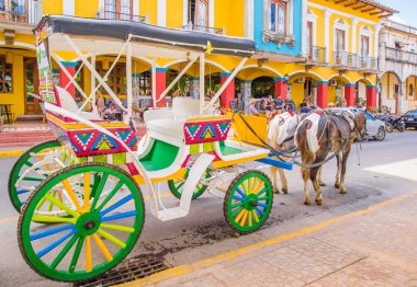 Granada, Nikaragua, Mayıs, 14, 2018: Açık renkli görünümünü atlı arabaları Kiralık sömürge kasaba tur için turistler tarafından dekore edilmiş