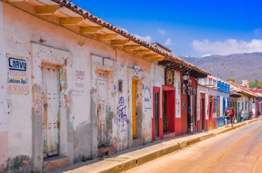 San Cristobal De Las Casas, Meksika, Mayıs, 17, 2018: Chiapas şehir merkezinde kültür başkenti sokaklarında tutar İspanyol sömürge düzenini ve çok mimarisi