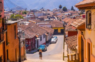 San Cristobal De Las Casas, Meksika, Mayıs, 17, 2018: Sokak görünümü ve San Cristobal de Las Casas tarihi merkezinde kaldırım
