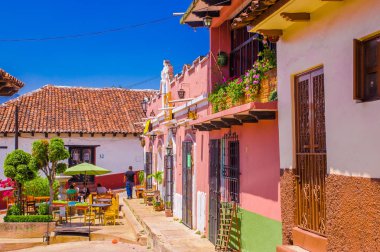 San Cristobal De Las Casas, Meksika, Mayıs, 17, 2018: yemek, kimliği belirsiz kişi açık bir restoran san Cristobal de Las Casas, Chiapas, Meksika sömürge renkli binalarda