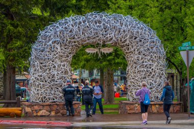 Arches Jackson Hole, ABD - 23 Mayıs 2018: büyük elk boynuz eğrisi üzerinde Jackson Hole, Wyomings kareler, geyik boynuzu var erken 1960 yılından bu yana olmuştur ve yeni kemer bunların yerine monte edilir