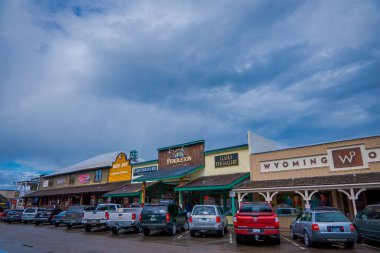 Jackson Hole, Wyoming, Amerika Birleşik Devletleri - 23 Mayıs 2018: Açık görüş-in turist yürüyüş ana şehir Jackson Hole, Wyoming sokak üzerinde. Edward Jackson kunduz bölgede kapana sonra adlandırılmıştır