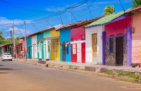 GRANADA, NICARAGUA, 14 DE MAYO DE 2018: Hermosa vista al aire libre de hilera de casas coloridas en el centro de la ciudad en el centro de la ciudad, en un hermoso día soleado y fondo de cielo azul en Granada —  Fotos de Stock