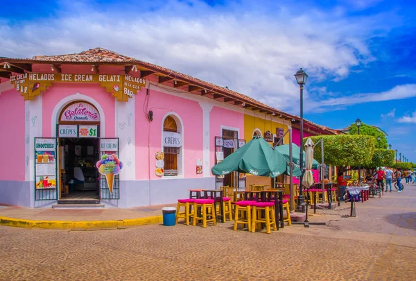 GRANADA, NICARAGUA - 28 de abril de 2016: Vista de barracas de mercado em uma rua colorida em Granada, Nicarágua — Fotografia de Stock