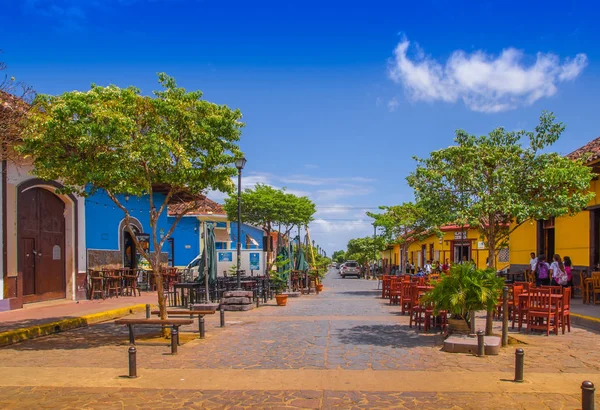 GRANADA, NICARAGUA - 28 DE ABRIL DE 2016: Vista de puestos de mercado en una colorida calle de Granada, Nicaragua — Foto de Stock
