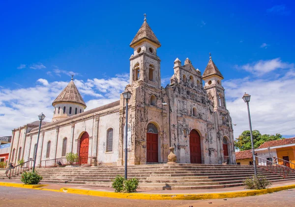 Granada, Nikaragua, 14 května 2018: Venkovní nádherný pohled fasáda bílá španělské koloniální Guadalupe, neoclasical sboru, v Krásný slunečný den a modrá obloha — Stock fotografie