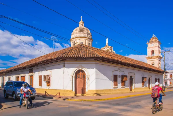 GRANADA, NICARAGUA, MAIO, 14, 2018: Bela vista ao ar livre de fileira de casas coloridas na cidade central em dowtown, em um lindo dia ensolarado e fundo azul do céu em Granada — Fotografia de Stock