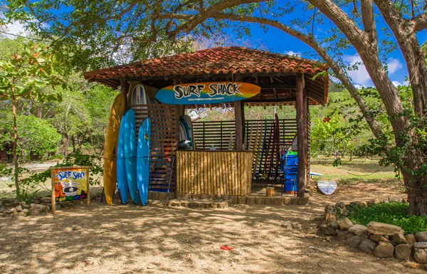 Playa hermosa, Mexique, 29 mai 2018 : Vue extérieure d'une magnifique cabane de location de surf, située dans une magnifique plage des Caraïbes — Photo