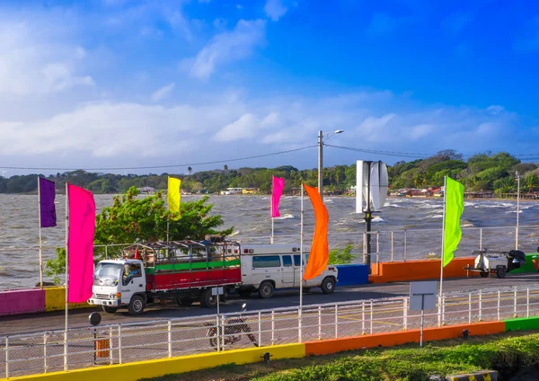 San Jorge, Nicaragua. 11 mai 2018 : Vue extérieure de voitures attendant dans la rue un ferry au port de San Jorge prêt à partir pour l'île d'Ometepe — Photo