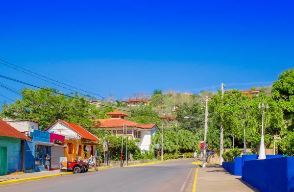 San Juan del Sur, Nicaragua - 11 de mayo de 2018: Vista exterior de casas en Juan del Sur, Nicaragua. Es el principal destino turístico y capital del surf —  Fotos de Stock