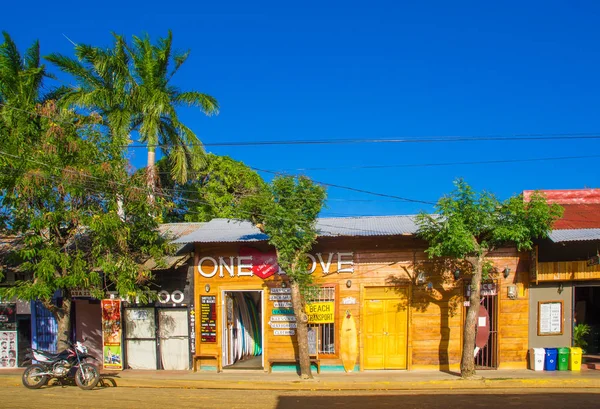 San Juan del Sur, Nicaragua - 11 de mayo de 2018: Vista exterior de casas en Juan del Sur, Nicaragua. Es el principal destino turístico y capital del surf —  Fotos de Stock