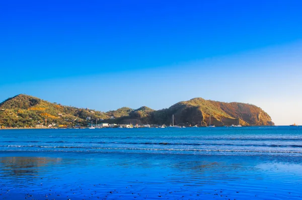 Üres, kék víz strand a San Juan del sur a Dél-Nicaraguában gyönyörű szabadtéri kilátással — Stock Fotó