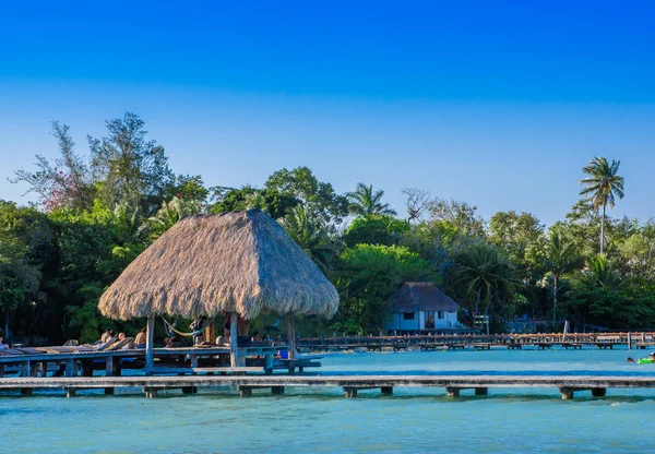 Quintana Roo, Mexico, mei, 29, 2018: Niet-geïdentificeerde mensen genieten van een houten pier en huizen de Laguna Bacalar, Chetumal, Quintana Roo — Stockfoto