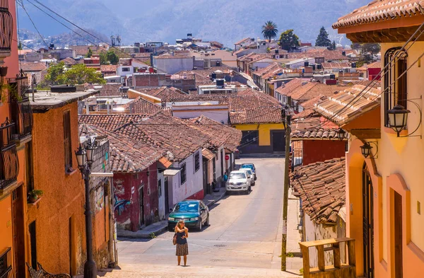 SAN CRISTOBAL DE LAS CASAS, MESSICO, 17 MAGGIO 2018: Vista strada e marciapiede nel centro storico di San Cristobal de las Casas — Foto Stock