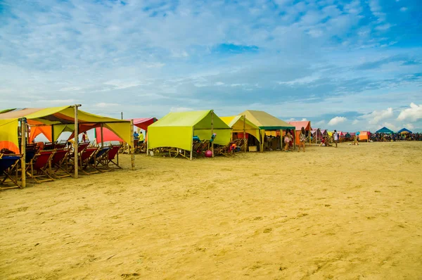 MANABI, ECUADOR - 29 DE MAYO DE 2018: Turistas no identificados disfrutan del hermoso paisaje natural de la playa de Cojimies, Manabí — Foto de Stock