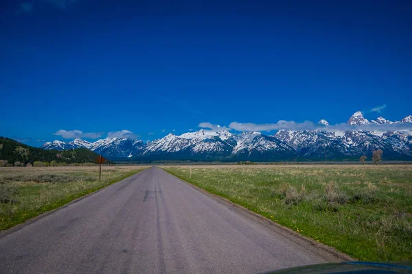 Hermoso paisaje de carretera que conduce a los Tetones, Parque Nacional Grand Teton, Wyoming —  Fotos de Stock