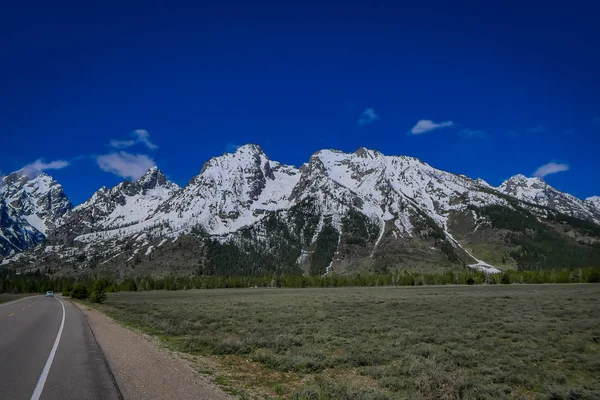 Gyönyörű táj, a Tetons, a Grand Teton nemzeti parkban, Wyoming vezető autópálya — Stock Fotó