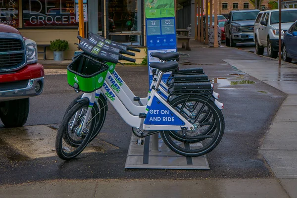 JACKSON HOLE, WYOMING, EE.UU. - 23 DE MAYO DE 2018: Vista al aire libre de las bicicletas estacionadas en una fila, ubicadas en un sitio de alquiler de bicicletas en una zona de estacionamiento al aire libre en la calle principal de la ciudad en Jackson Hole — Foto de Stock