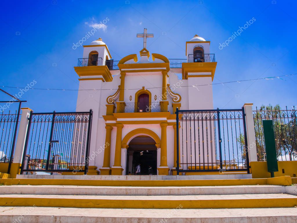 SAN CRISTOBAL DE LAS CASAS, MÉXICO, 17 DE MAYO DE 2018: Vista hacia la Iglesia de Guadalupe entre las filas de coloridas banderas de papel que recubren sus escaleras en San Cristóbal SAN CRISTOBAL DE LAS CASAS, MÉXICO, 17 DE MAYO DE 2018: Vista hacia la Iglesia de Guadalupe entre las filas de coloridas banderas de papel que recubren sus escaleras en San Cristóbal