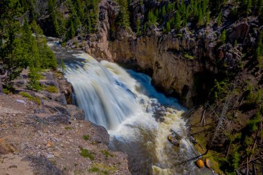 Yellowstone Milli Parkı, Wyoming Yellowstone Nehri üzerinde açık görünümü alt düşüyor