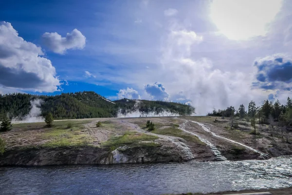 Magnífica vista al aire libre del río Firehole en el parque nacional de Yellowstone — Foto de Stock