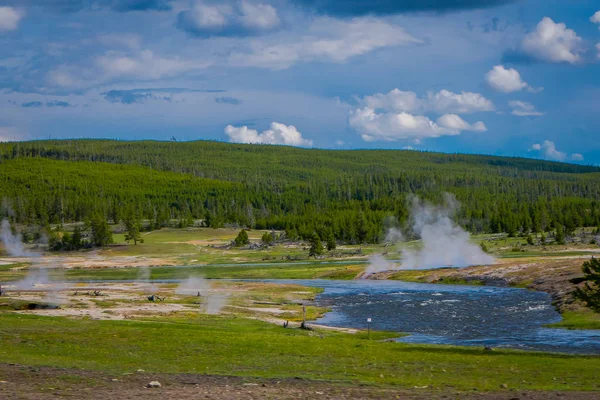 Firehole River cerca de Grand Prismatic Spring en el Parque Nacional de Yellowstone, Wyoming — Foto de Stock