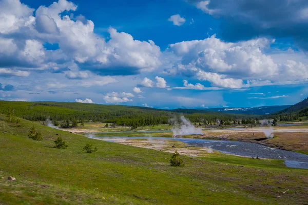 Firehole River cerca de Grand Prismatic Spring en el Parque Nacional de Yellowstone, Wyoming — Foto de Stock