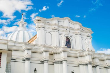 Popayan, Kolombiya - 06 Şubat 2018: Katedrali basilica de nuestra se ora de la asunci n, Büyükşehir Katedrali ve aynı zamanda küçük bazilika. Başpiskopos Popay n Ana Tapınağı