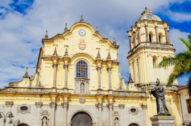 Popayan, Kolombiya - 06 Şubat 2018: San Francisco Kilisesi bir güzel güneşli gün ve mavi gökyüzü ile bir koloni şehri Popayan bulutlarda sırasında cephe açık görünüm