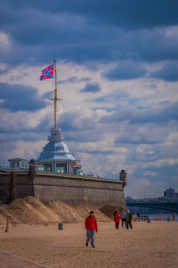 St Petersburg, Rusya, 17 Mayıs 2018: insanlar plajda Peter ve Paul Fortress, en kalabalık metropolitan nüfuslu 5.2 milyon ikamet biridir