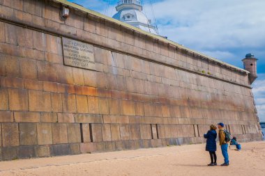 St Petersburg, Rusya, 17 Mayıs 2018: insanlar plajda Peter ve Paul Fortress, en kalabalık metropolitan nüfuslu 5.2 milyon ikamet biridir