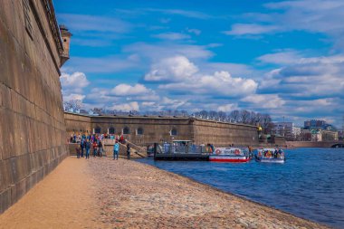 St Petersburg, Rusya, 17 Mayıs 2018: insanlar plajda Peter ve Paul Fortress, en kalabalık metropolitan nüfuslu 5.2 milyon ikamet biridir