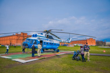 St Petersburg, Rusya, 01 Mayıs 2018: topçu Müzesi arka plan karşı ittifak Avia Aon helikopter Mi-8tv Ra-24100 çıkartıyor