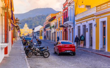 Ciudad de Guatemala, Guatemala, Nisan, 25, 2018: Street view Antigua Guatemala, tarihi şehir Antigua 1979 yılından bu yana Unesco Dünya mirası olduğunu