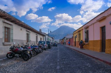 Ciudad de Guatemala, Guatemala, Nisan, 25, 2018: açık Antigua Guatemala, tarihi şehir Antigua bir sarhoş cadde görünümü üzerinde bir satırda Park motosiklet görünümüdür Unesco Dünya Mirası