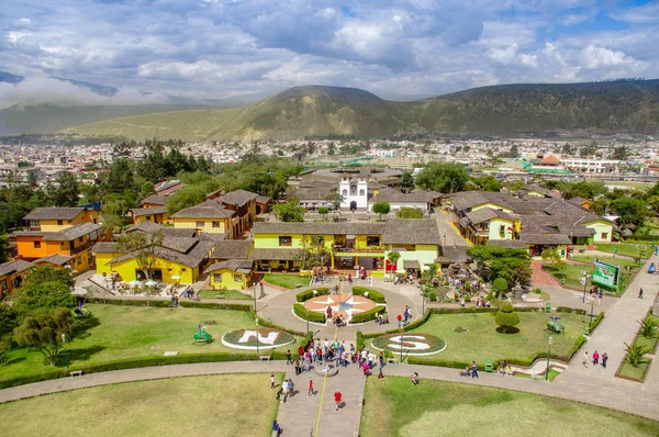 San Antonio de Pichincha, Pichincha, Ecuador - 29 de mayo de 2018: Vista aérea del centro turístico Ciudad Mitad del Mundo cerca de la ciudad de Quito — Foto de Stock