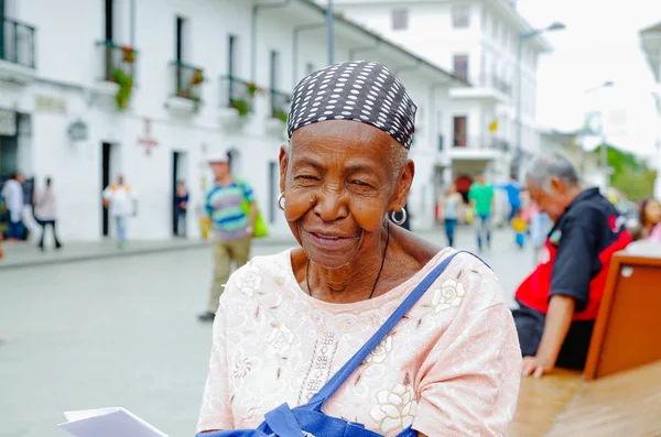 Popayan, Colombia - 06 februari 2018: Portret van prachtige Colombiaanse zwarte vrouwen glimlachen en op zoek ergens, in de straten van Popayan — Stockfoto