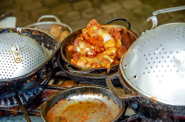 Zbliżenie na Selektywny fokus mięso w rondlu w grill, wewnątrz restauracji w mieście Popayan — Zdjęcie stockowe