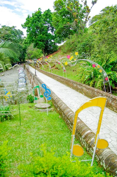 Εξωτερική όψη του τούβλου γέφυρα στην αποικιακή πόλη Ποπαγιάν με πολύχρωμα στολίδια στο χτιστό μονοπάτι βρίσκεται στην Κολομβία — Φωτογραφία Αρχείου